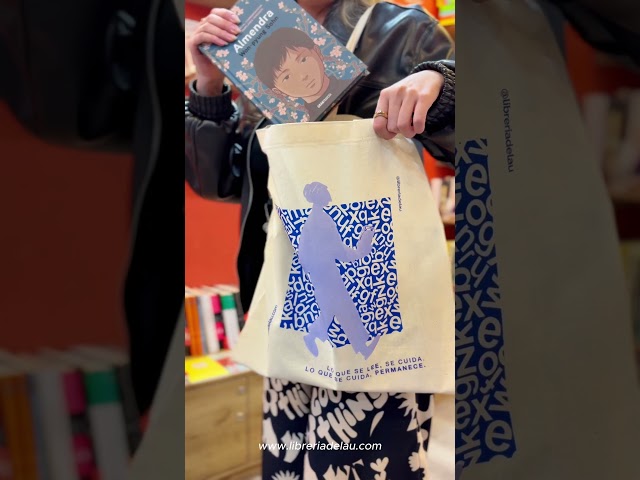 Vídeo relacionado con Regalisimos Bolsa ToteBag Dia del Profesor/a Maestro/a Asas Largas Multiuso Compra Tote Bag Bolso Shopper regalo profesora profe (DEFINICION PROFE)