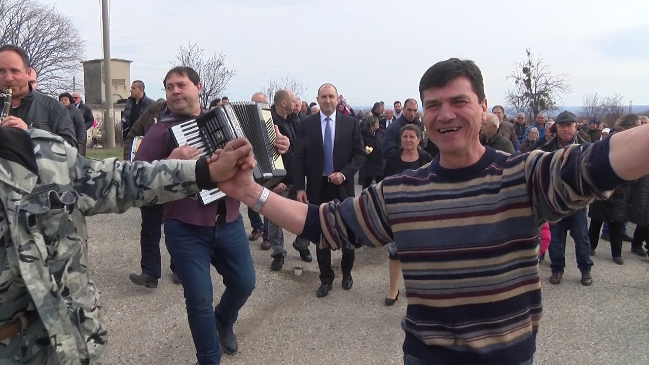 Президентът Румен Радев участва в ритуал по зарязване на лозата в Ивайловград