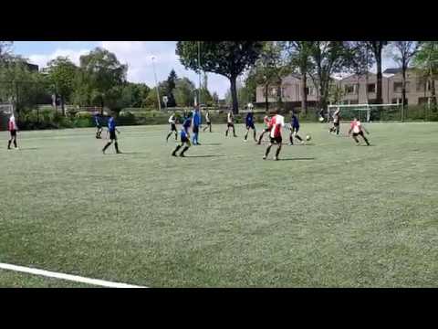 Vrije trap PVCV op de lat, aanval PVC jammerlijk zonder doelpunt.