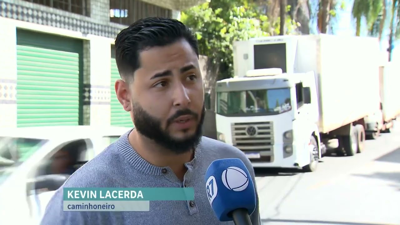 Caminhoneiro é levado para delegacia depois de filmar abordagem policial em MG