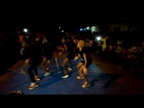 Prestation des danseuses de Quick Action sur le son de R-Queeny