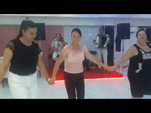 ovako se veseli u modernom restoranu amore u banovicima.