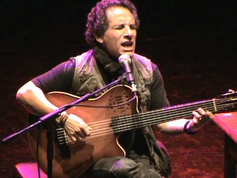 04 Alejandro Filio - Medio abrazo