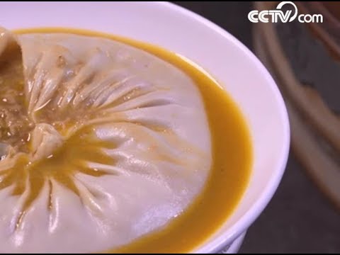 Making crab soup dumplings| CCTV English
