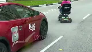 Download lagu A PMD was seen riding on the road, with drivers giving way to the elderly rider. mp3