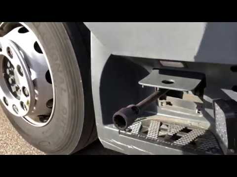 So kippen Sie das Cockpit eines LKWs Mercedes Benz Actros MP4 1836. Drehen Sie die Fahrerkabine z...