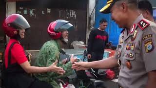 Download lagu Senyum '1000' Tangan Kapolda Sulsel Irjen Pol Umar Septono mp3 Download lagu Senyum '1000' Tangan Kapolda Sulsel Irjen Pol Umar Septono mp3
