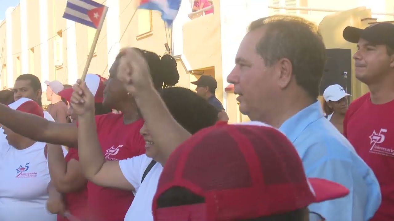 Marchan universitarios santiagueros en apoyo a la Revolución