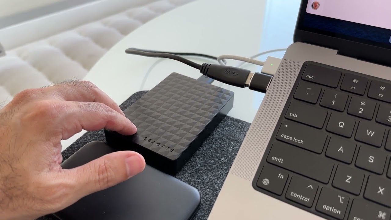 Qual é a forma de backup mais confiável, nuvem ou HD / SSD?