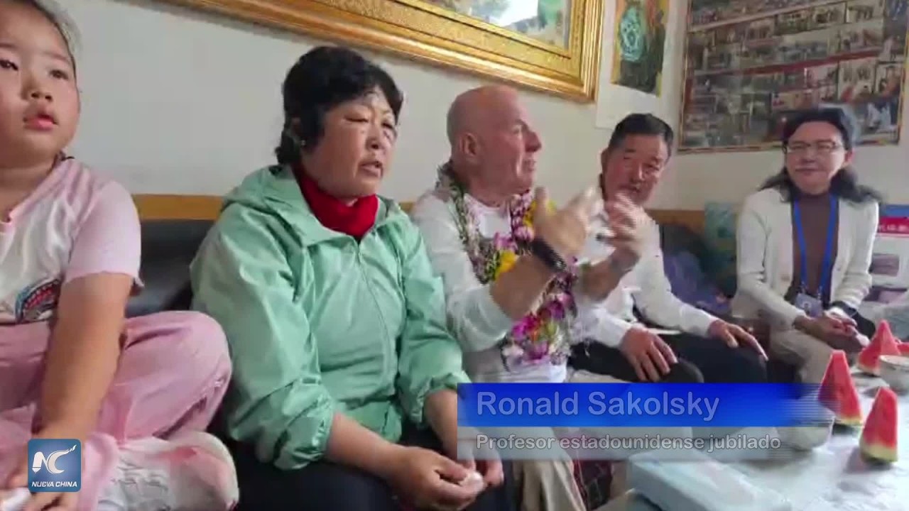 Profesor estadounidense jubilado visita hogar de heroína china que lucha contra la desertificación