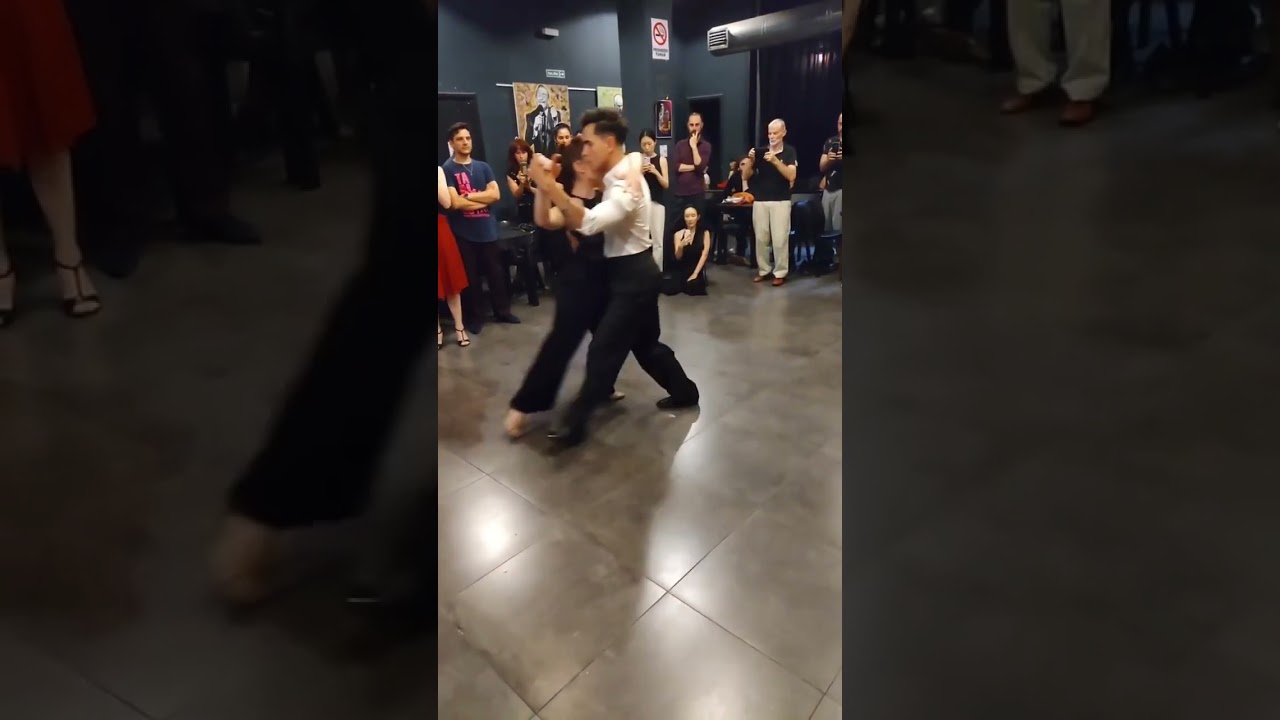 Suyay Quiroga y Jonny Carvajal improvisando 🧡 Follow @tangoexpo #tango #tangoargentino #танго