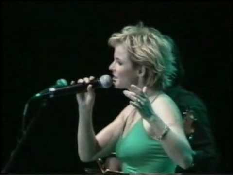 Iveta Bartošová-MŮŽEŠ LHÁT(live 2004)