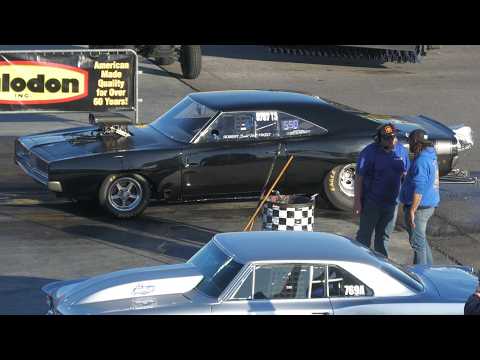 "Classic" Muscle Cars drag racing