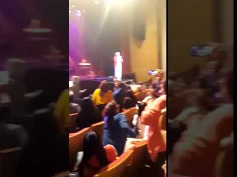 Sergio Denis cayó de un escenario durante un show en Tucumán y está muy grave