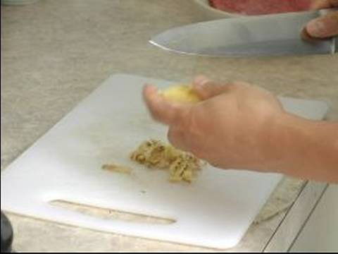 How to Cook Quick & Easy Chinese Recipes : Peeling the Ginger & Garlic for Chinese Stir-Fry Beef