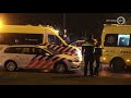 Politieauto schept fietsers op kruising in Apeldoorn