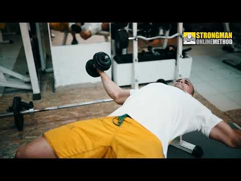 Grudi Razvlacenje Bucicama Na Ravnoj Klupi