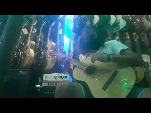 Alberto Salto probando la guitarra Fonseca 31 con eq artec