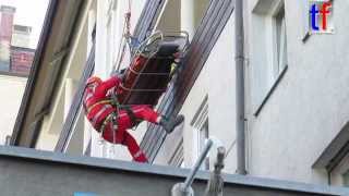 preview picture of video '*High Angle Rescue Overweight Patient* Feuerwehr Stuttgart, Übergewichtiger Patient abgeseilt, 2015.'