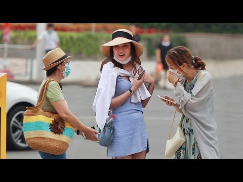 退休中國大媽街頭找人練口語，路人：我English不好