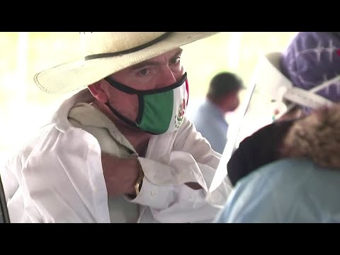 必備但疫苗接種不足，加州部分農民工接種疫苗。 (Essential yet under-vaccinated, some California farmworkers get their vaccines)