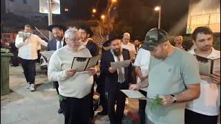 ברכת הלבנה בגבעתיים יחד עם הרב שלמה בצרי בית כנסת בית יוסף