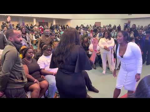 LeAndria Johnson mic toss to Jasmine LaShae Goddaughter & BGVS for Jarell Smalls