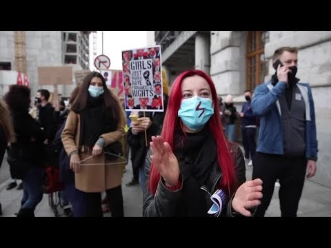 波蘭理髮師在墮胎抗議活動中犧牲薪酬為女性爭取權益 (Polish barber sacrifices pay to fight for women's rights in abortion protests)