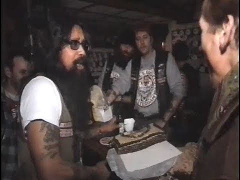 Jan Lenferink bezorgt een taart aan de Hells Angels (RUR)