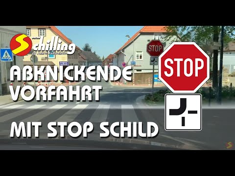 Abknickende Vorfahrtsstraße mit Stoppschild