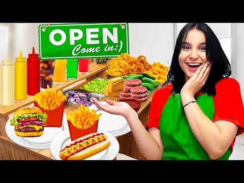 Mein eigener IMBISS-LADEN ! 🌭🍟 (Kundin probiert zum ersten mal Currywurst !) - Celina