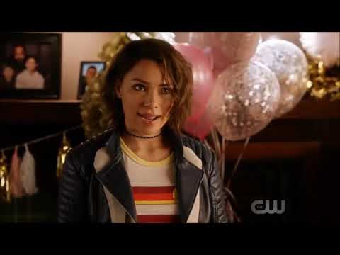 The Flash 5x01 Opening Scene - Nora, Barry and Iris' daughter from the future