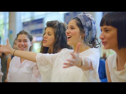 הבאנו שלום עליכם/ Hevenu Shalom Alehem /Jerusalem Academy flashmob for Taglit at Ben Gurion Airport