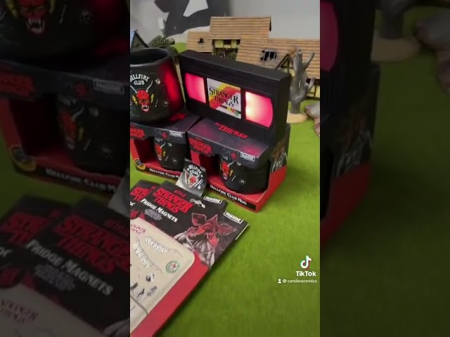 Vídeo relacionado con Stranger Things Llamas del Logo del Hellfire Club Manta Ultrasuave de Tacto Sedoso 152 x 127 cm