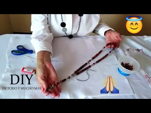 Vídeo relacionado con Collar con cuentas de cristal de rosario azul claro católico de Santa María y Crucifijo
