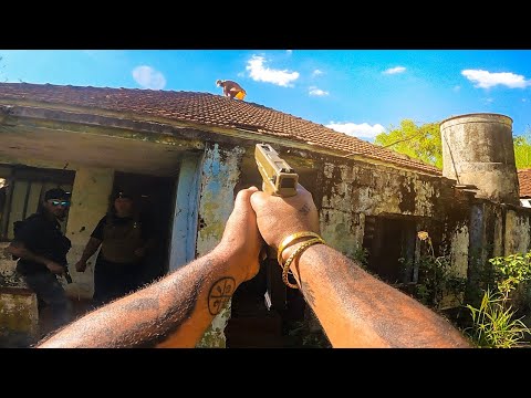 UM DOS CANIBAIS ATACOU A EQUIPE PELO TELHADO