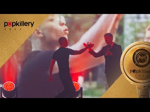 Kinny Zimmer przekazuje Assterowi nagrodę Odkrycia Roku (Popkillery 2023)