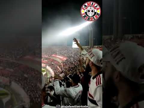 SHOW NAS ARQUIBANCADAS E TERROR DENTRO DE CAMPO