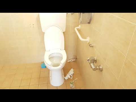 Lo stato vergognoso in cui versano i bagni pubblici di piazza Del Mare