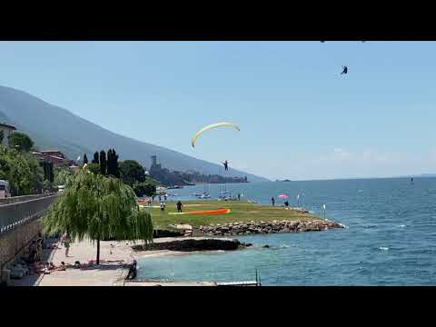 Paragliding landing Garda Lake, atterraggio parapendio lago di garda