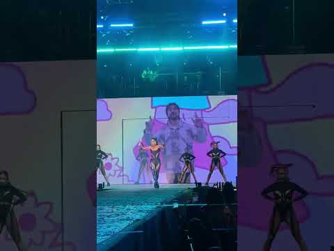 Greeicy, Juanes   Minifalda En Vivo   Amantes Tour  Kai