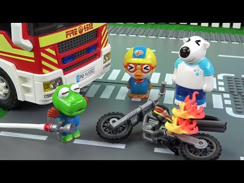 뽀로로 친구 소방대원들 물대포로 오토바이 불을 끄다. 플레이모빌 씨티액션 소방차 놀이 Playmobil Firefighters with Water Pump ❤ 뽀로로 장난감 애니