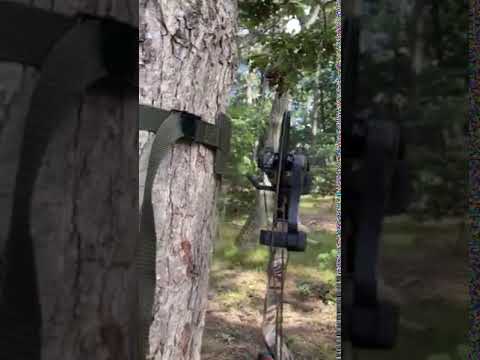 BOW HANGER MOBILE HUNTER ON TREE BOW HANGER MOBILE HUNTER ON TREE