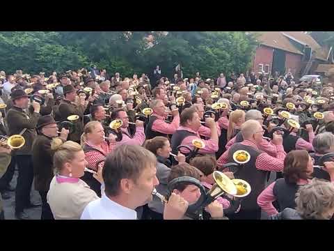 Abschlussblasen zum Abschied beim 32. Landeswettbewerb im Jagdhornblasen des Landesjagdverbands NRW