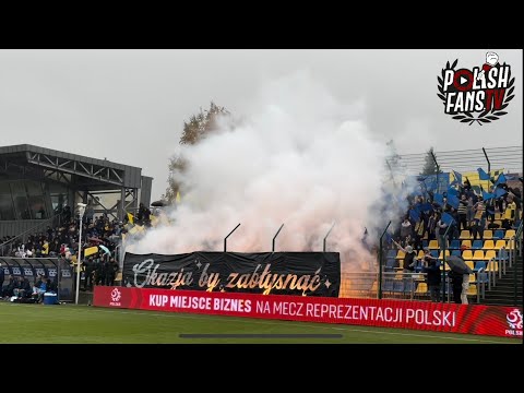 Oprawa Avii na meczu z Ruchem - zabawa niebieskich bez koszulek w Świdniku (29.10.2024)