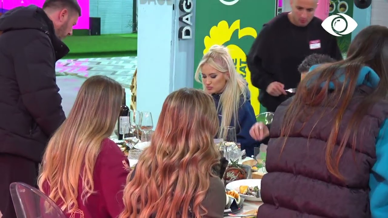 Banorët shijojnë darkën dhe bisedojnë