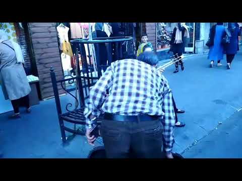 Tebriz'de sokak sanatçısı.