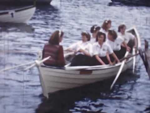 Kappróðrarmanningar rógva út á startin á ólavsøku í 1956 (Gunnar Gunnarsson)