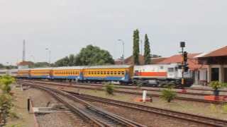 preview picture of video 'Cirebon Train Station (Indonesia)'