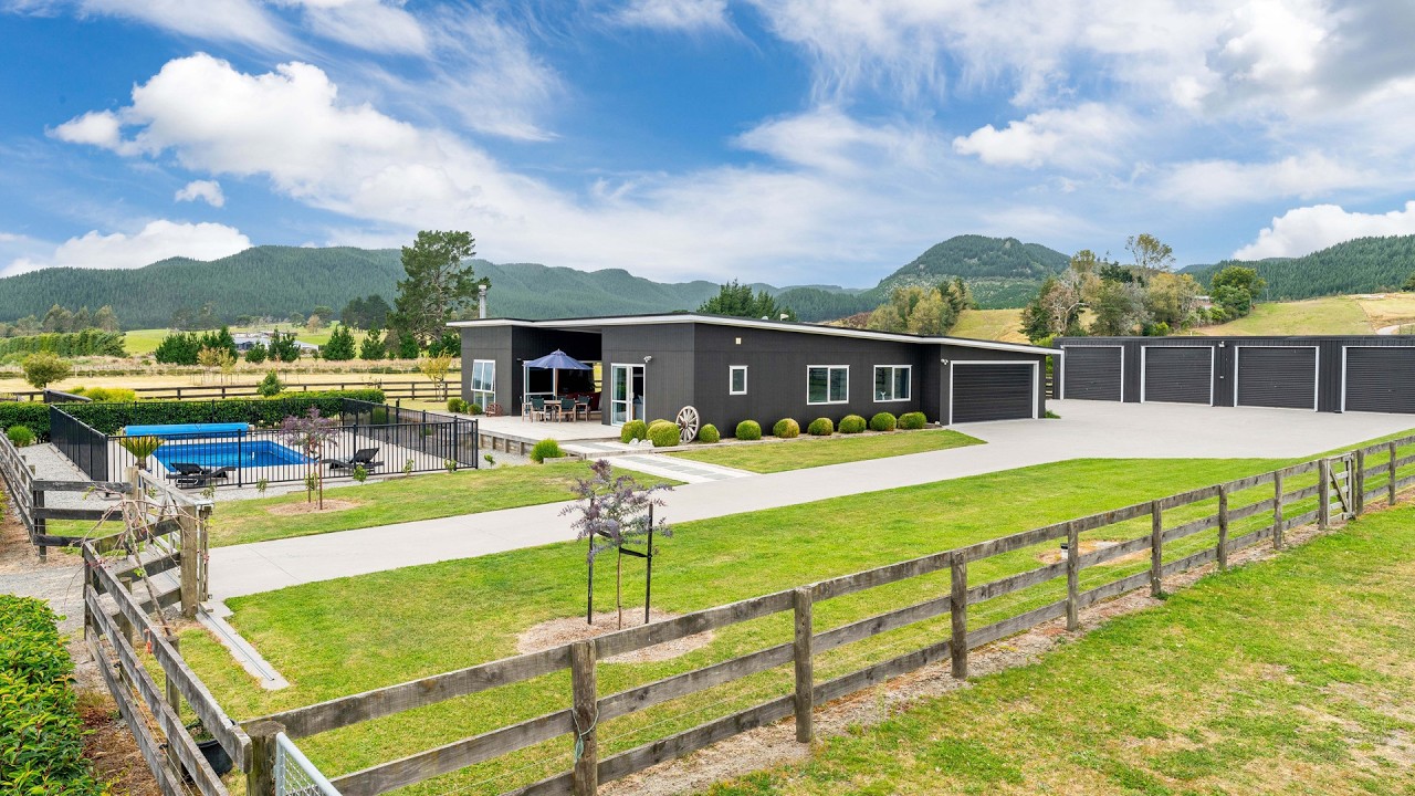 Palace For The Family, Palace For The Horses